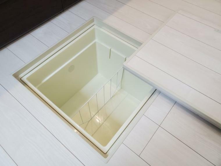 床下収納　小さな間口で床下スペースを有効に使用できます。同社仕様。