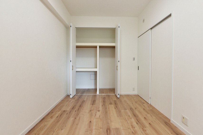 リビング横の洋室はリビングと廊下側から出入りが可能。暮らしに合わせた使い方ができますね。