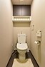 トイレ 清潔感溢れる温水洗浄便座付きのトイレです。上部吊戸棚があり、床に物を置く必要がなく清潔感を保てます。