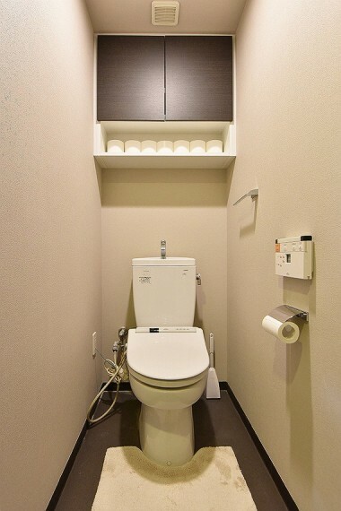 トイレ 清潔感溢れる温水洗浄便座付きのトイレです。上部吊戸棚があり、床に物を置く必要がなく清潔感を保てます。
