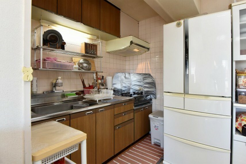 キッチン お料理に集中できる壁付けキッチン。上部吊戸棚をはじめ、便利な収納が充実しています。