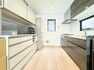 居間・リビング 最新の調理機器と広い作業スペース、機能的なキッチンが魅力です。