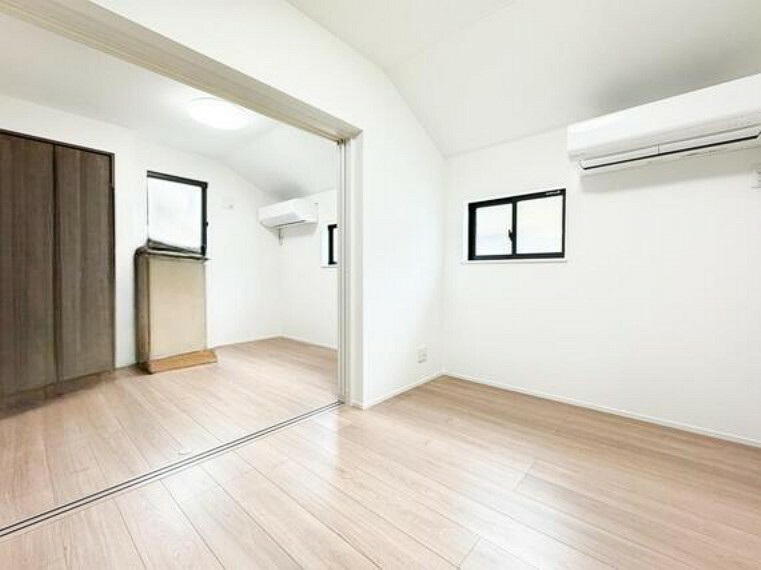 寝室 二部屋が繋がる居住スペースがあり空間を広く使えます。