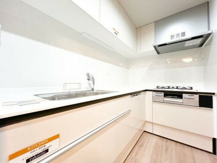 キッチン 色調を合わせたキッチンは奥行もあり広く解放感あるスペースを確保しております。