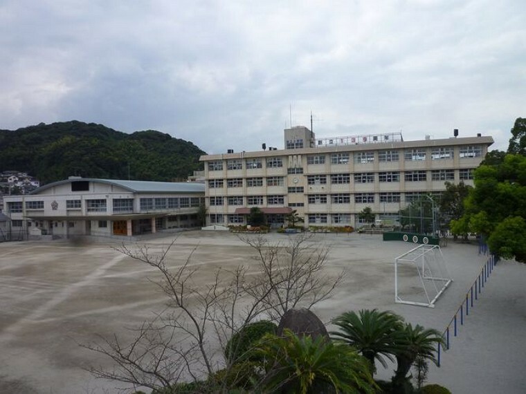 小学校 田上小学校【鹿児島市立田上小学校】は、田上5丁目に位置する1876年創立の小学校です。令和3年度の生徒数は550人で、26クラスあります。