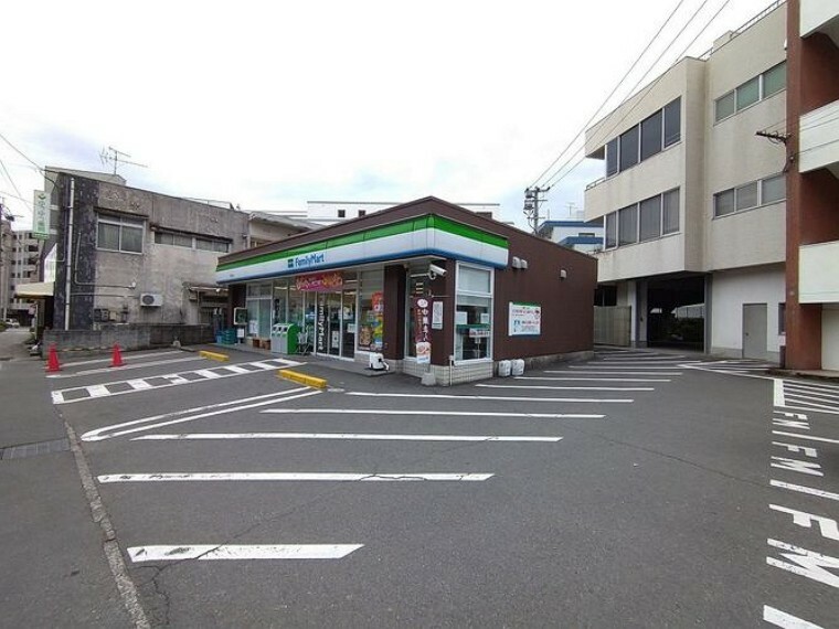 コンビニ ファミリーマート長田町店【ファミリーマート長田町店】鹿児島市長田町にあるコンビニです。設備・サービス　駐車場有、ATM、マルチコピー機、たばこ、お酒