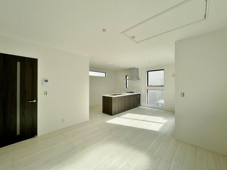 居間・リビング 白を基調とした明るいリビングです。どんな家具でも合わせやすい配色で、自分たちだけの特別な空間を造ってください（写真は参考2号棟写真）