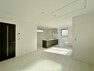 居間・リビング 白を基調とした明るいリビングです。どんな家具でも合わせやすい配色で、自分たちだけの特別な空間を造ってください
