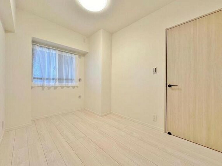 寝室 清潔感あるホワイトの壁紙と温もり溢れるカラーの床材が見事に調和した本邸宅。毎日の生活を少しでも快適に過ごして頂ける様、飽きの来ない雰囲気が大切です。