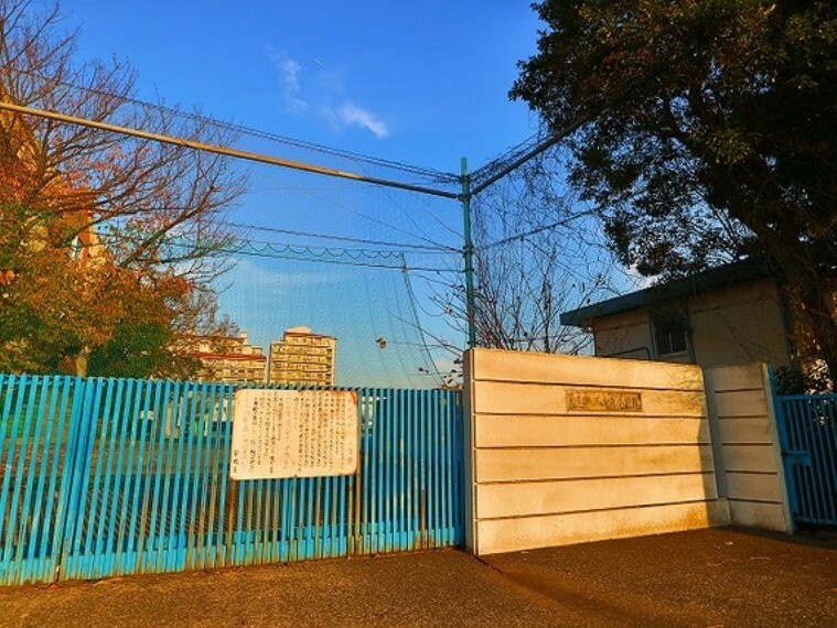 川崎市立東小倉小学校　約85m