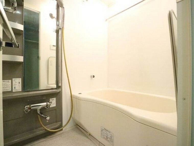 浴室 バスタイムを快適に過ごせるゆったりサイズのバスルーム。是非半身浴をお楽しみ下さい。
