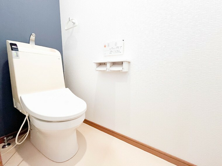トイレ 【Toilet】トイレ・ウォシュレット付。快適で衛生的な洗浄機能付温水シャワートイレです。