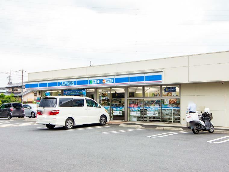 コンビニ ローソン大門小入口店（新・企業スローガンは「マチのほっとステーション」。「圧倒的な美味しさ」「人への優しさ」「地球（マチ）への優しさ」の3つの約束で社会の課題に応えていきます。）