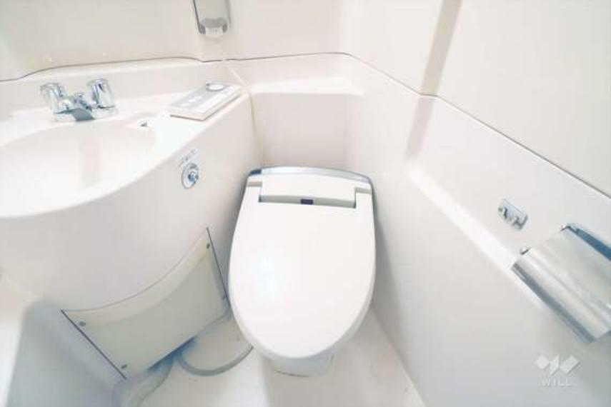 トイレ シンプルなデザインのトイレ、手洗い場も設けています。