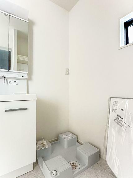ランドリースペース 【Laundry space-ランドリースペース】毎日使う洗濯機。しっかりと奥行きのある置き場が確保されています。