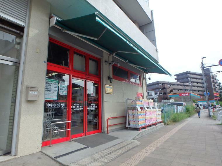 スーパー まいばすけっと岡沢町店（夜遅くまで営業しています。イオン系列の小型スーパー。食品、雑貨等、手に入れることができます。）