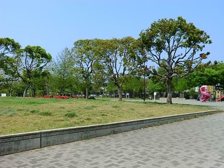 公園 本郷台中央公園（遊具はあまり多くないですが芝生がきれいに手入れされた気持ちの良い公園です。）