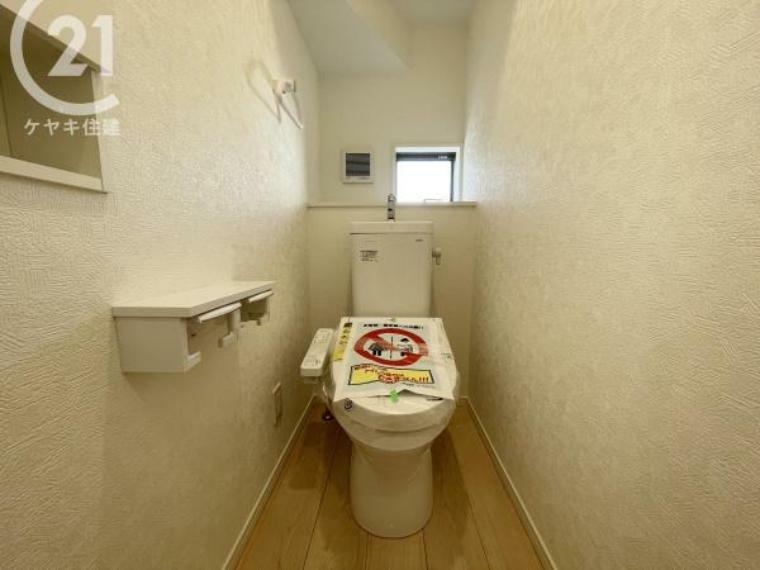 トイレ 1階と2階に省エネ仕様のトイレ付き！2階から階段を降りなくてもいいので、お部屋からの移動が短縮できます。
