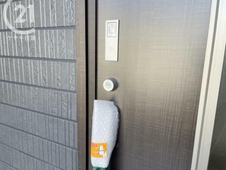 玄関 ピッキング犯罪を防止する防犯型玄関錠です。玄関には二重のディンプルキータイプの鍵を、さらにバールなどでこじ開けられにくい鎌デッド錠やサムターン回し防止タイプを採用しています。