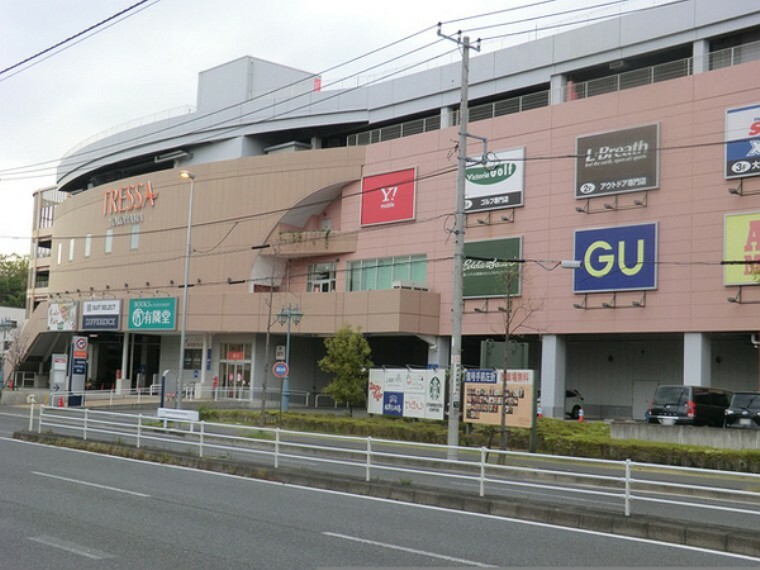 トレッサ横浜 トヨタが開発した首都圏初のオートモール複合施設。週末でも駐車場が無料な所も嬉しいポイント。