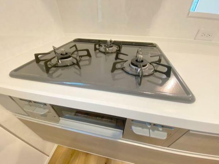 キッチン 《システムキッチン》　■三口タイプのガスコンロがあれば、複数の料理を同時に調理できるので、効率よく調理することができます。また、大きな鍋やフライパンも使えるため、料理の幅が広がります。