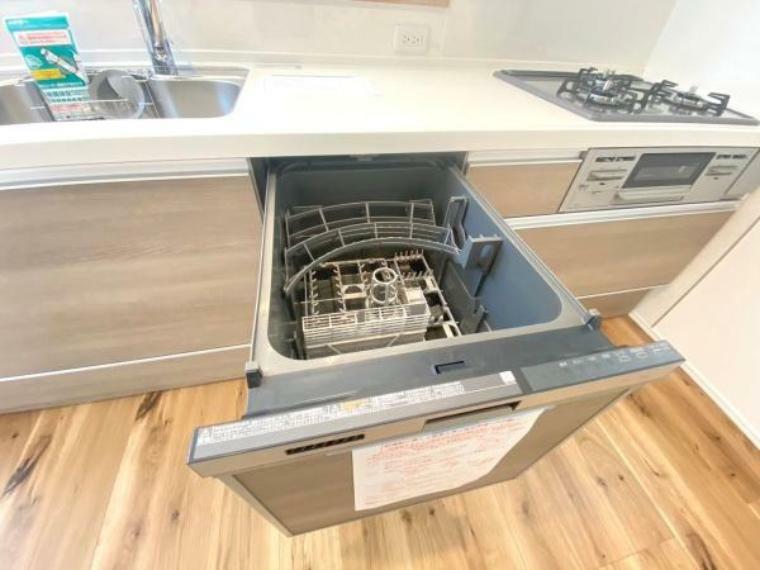 キッチン 《システムキッチン》　■ビルトインタイプの食洗機。食器を一度にまとめて洗えてとても便利でストレスなく洗い物が入ります。