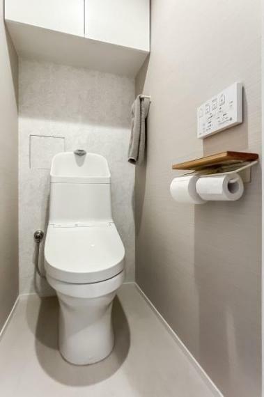 トイレ 人気のシャワートイレが付いており、トイレットペーパーの無駄をなくすだけでなく感染症の予防にも効果的です。吊戸棚が付いているのでトイレットペーパーや掃除用具などを収納することが可能です。