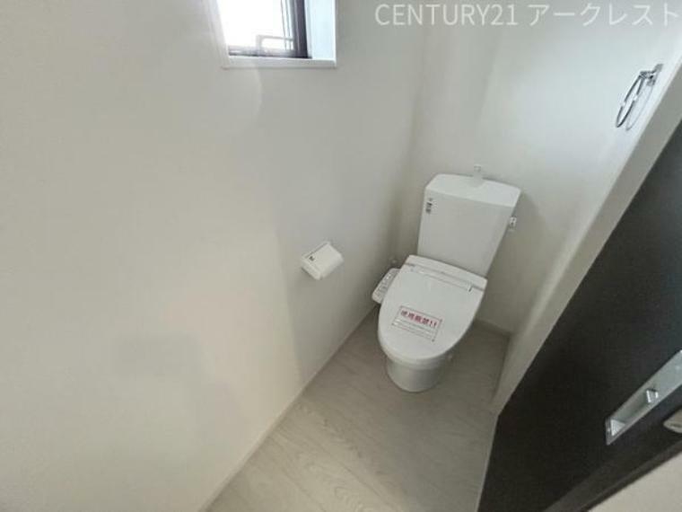 トイレ 小窓のある1階の温水洗浄便座付トイレ