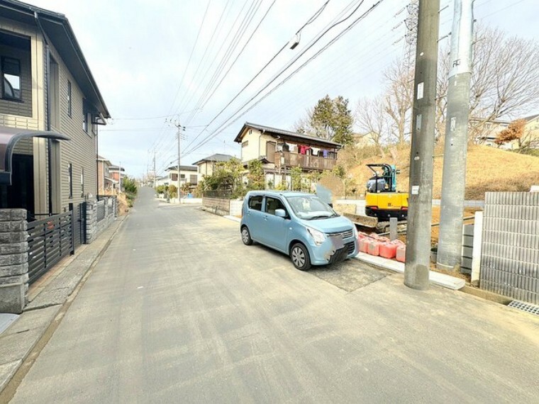 現況外観写真 ～十分な広さのある前面道路～ ・前面道路は約6mございますので、お車でのすれ違いも楽々で余計なストレスがかかりません。 ・日々お車での移動が多い方には大切なポイントですね。