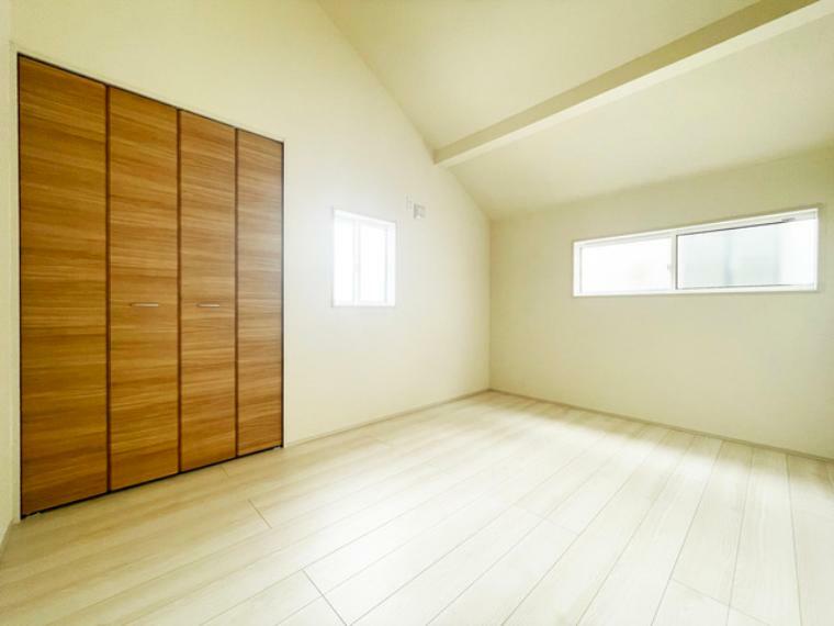 洋室 【洋室】カスタマイズして頂けるように「シンプル」にデザインされた室内！自由度が高いので家具やレイアウトでお好みの空間を創り上げられます！