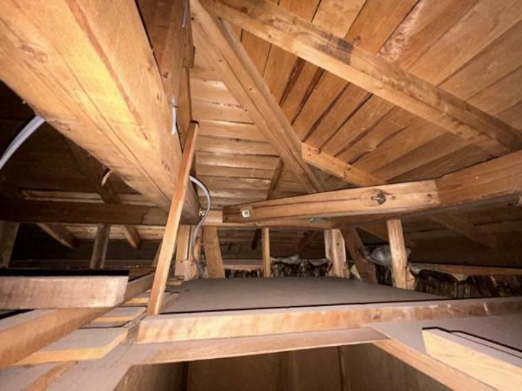 構造・工法・仕様 【リフォーム完成】小屋裏の写真です。リフォームを行う際には屋根裏まで点検を行っております。雨漏りや配管でのトラブルがあった場合には二年間の瑕疵担保が適用されますので、購入後も安心してお住まいいただけます。