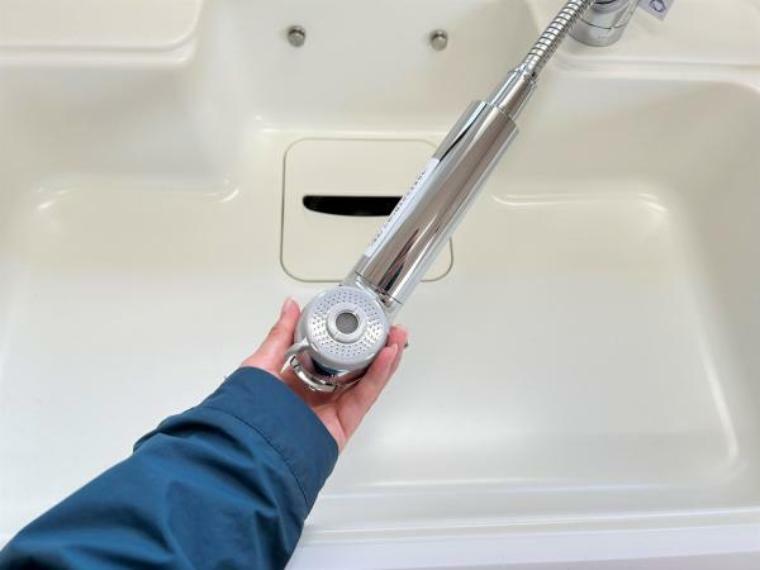 【リフォーム完成】新品交換したキッチンの水栓金具は「かゆい所に手が届く」シャワータイプ。浄水・原水の切り替えがワンタッチで出来ます。一体型の浄水器なので汚れにくくお手入れ簡単ですよ。