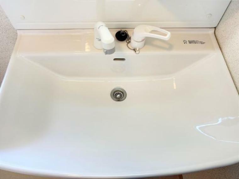 【リフォーム完成】新品交換した洗面台のボウル部分です。洗い場の淵にアラウンドステップを設けることで物が滑り落ちるのを防止できます。広く平らな底面なので付け置き洗いにも便利です。