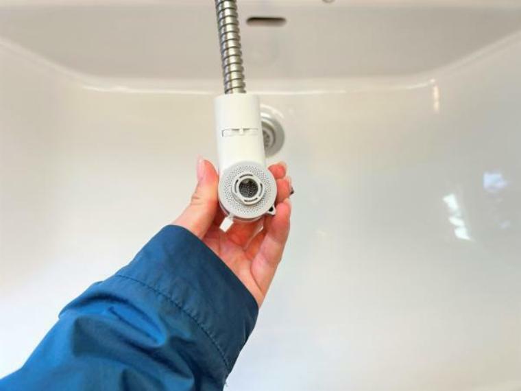 【リフォーム完成】新品交換した洗面台は、伸縮するシャワーホース付き。壁に直接取り付けてあるので、水栓周りに水たまりができにくい水栓になっています。