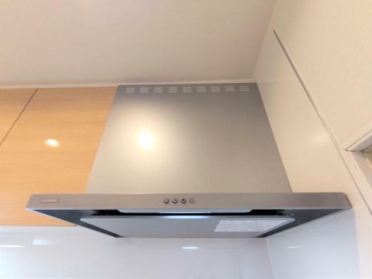 キッチン 【同仕様写真】新品キッチンの換気扇はシロッコファンです。力強く空気を外に押し出すシロッコファンを搭載したシルバーフードです。40Wの照明付きです。