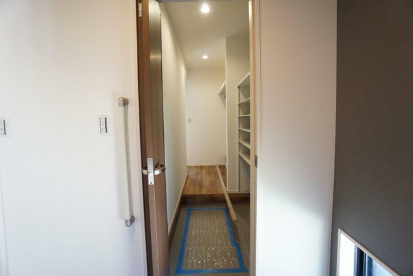 共用部・設備施設 玄関からキッチンまで行くことができる回遊型のシューズインクロークです。