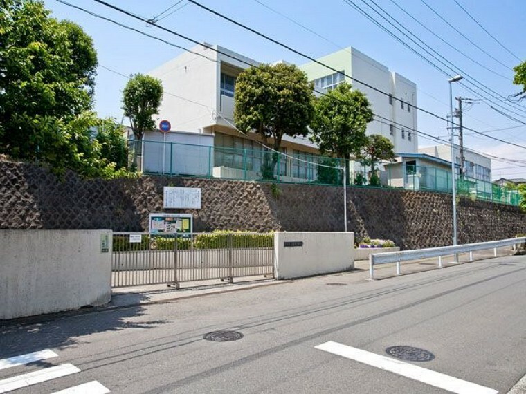 小学校 横浜市立上白根小学校 徒歩7分。