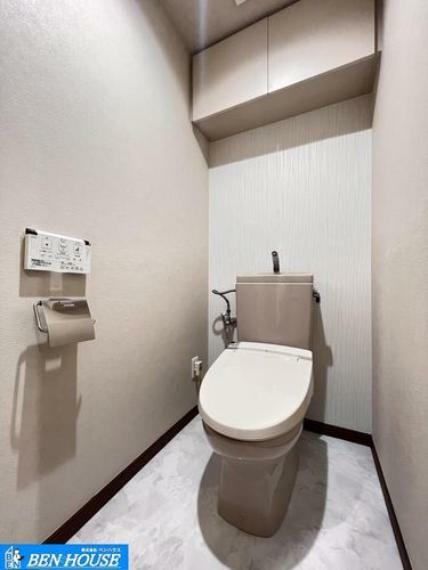 ・シャワートイレでいつでも清潔に利用できますね・吊戸棚の設置があり、トイレットペーパーやお掃除道具などもスッキリ収納できます・現地へのご案内はいつでも可能です・是非ご確認ください