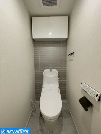 トイレ ・シャワー洗浄機能付のトイレは、清潔感が印象的な空間ですね。・リモコンは壁掛けタイプで、お手入れもしやすいですね。・いつでも現地へのご案内可能です