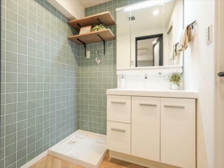 洗面室は、しっかりとしたスペースを確保。上質な温かみを持つカラーで統一されています。ワイドな洗面台は収納力もありいつでもすっきりとした洗面室に。（2024.3.14撮影）