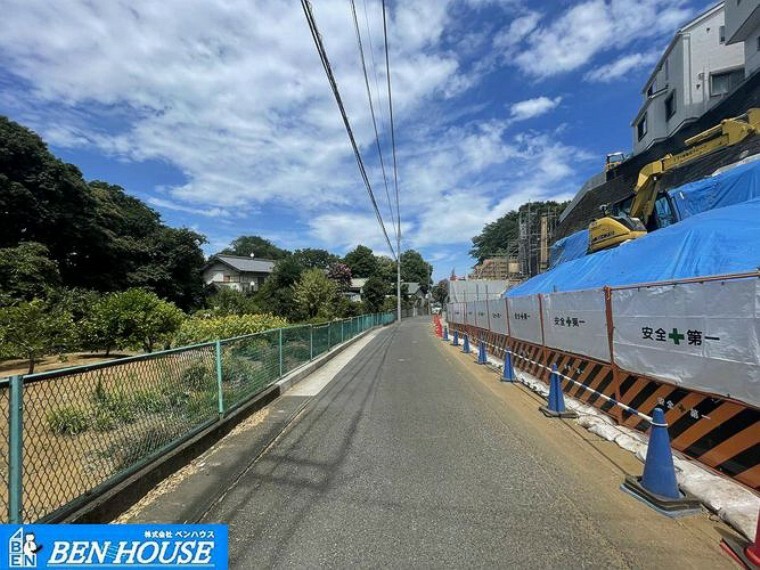 現況写真 ・見通しの良い前面道路。車通りも少なく、お子様の通学や愛犬とのお散歩も安心です。