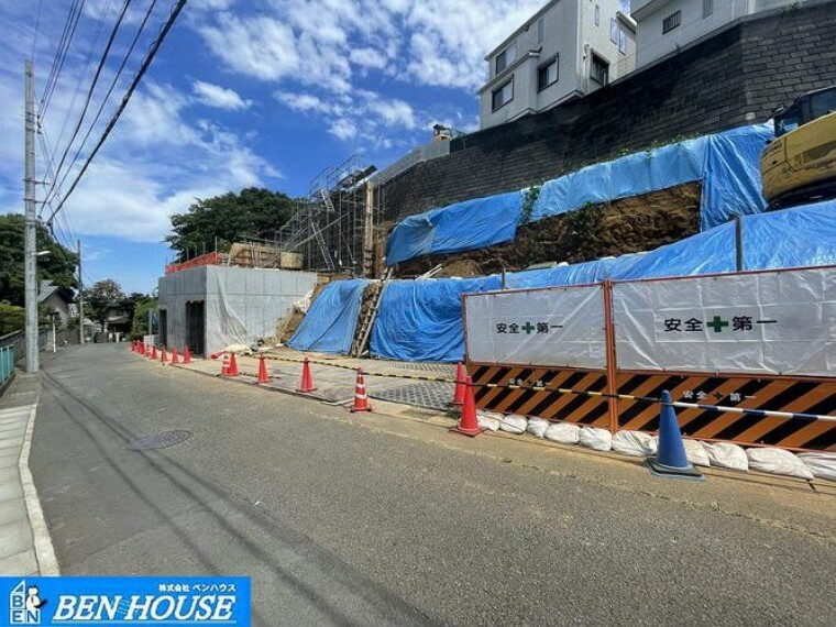 現況外観写真 ・自然と暮らす、緑に囲まれた住宅街 ・キッチンはリビングダイニングを見渡せる人気の対面式キッチン構造にしました！