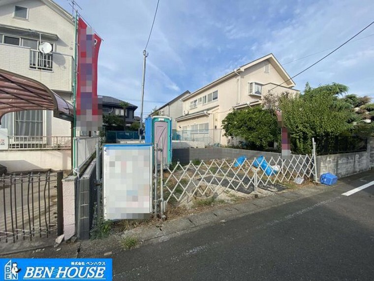 現況外観写真 ・各居室の収納だけでなく小屋裏収納も設けられておりどちらのお部屋もスッキリ片付きます・洗面室となりに雨の日に重宝するランドリールームございます・並列駐車にて2台のお車スペースございます