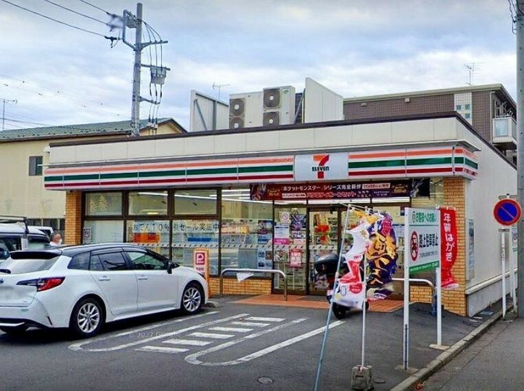 コンビニ セブンイレブン横浜尻手3丁目店 徒歩8分。時間がない時にさっと寄れて便利なコンビニ。