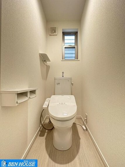 トイレ ・清潔感のある明るいトイレ空間。快適なトイレタイムに欠かせない温水洗浄便座付きです。・窓付きで明るく換気も充分なトイレです。・いつでも現地へのご案内可能です