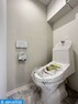 トイレ ・新規交換済のトイレ・シャワー洗浄機能付のトイレは、清潔感が印象的な空間ですね。・リモコンは壁掛けタイプで、お手入れもしやすいですね。・いつでも現地へのご案内可能です