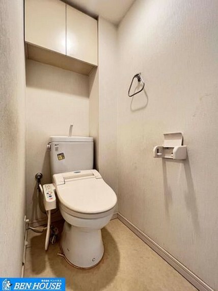 トイレ ・清潔感のある明るいトイレ空間。快適なトイレタイムに欠かせない温水洗浄便座付きです。・吊戸棚の設置があり、トイレットペーパーやお掃除道具などもスッキリ収納できます・是非ご確認ください