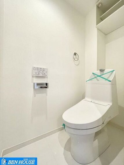 トイレ ・シャワートイレでいつでも清潔に利用できますね・戸棚の設置があり、トイレットペーパーやお掃除道具などもスッキリ収納できます・現地へのご案内はいつでも可能です・是非ご確認ください