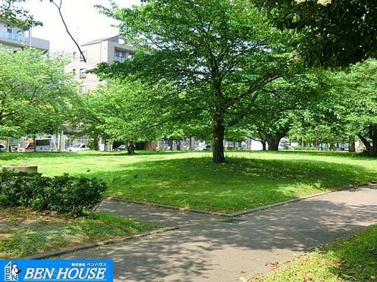 公園 汐入公園 徒歩2分。四季の移ろいを感じる緑豊かな住環境です。