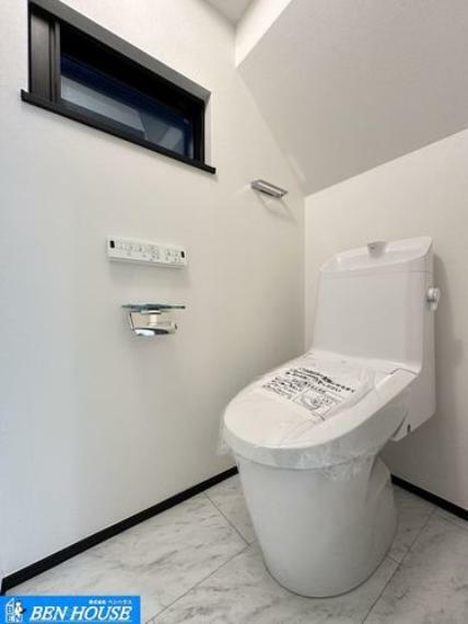 ウォシュレット付トイレ・窓付きで明るく換気も充分なトイレは温水洗浄便座仕様で清潔です。・シャワー洗浄機能付のトイレは、清潔感が印象的な空間ですね。・2ヶ所設置ございます